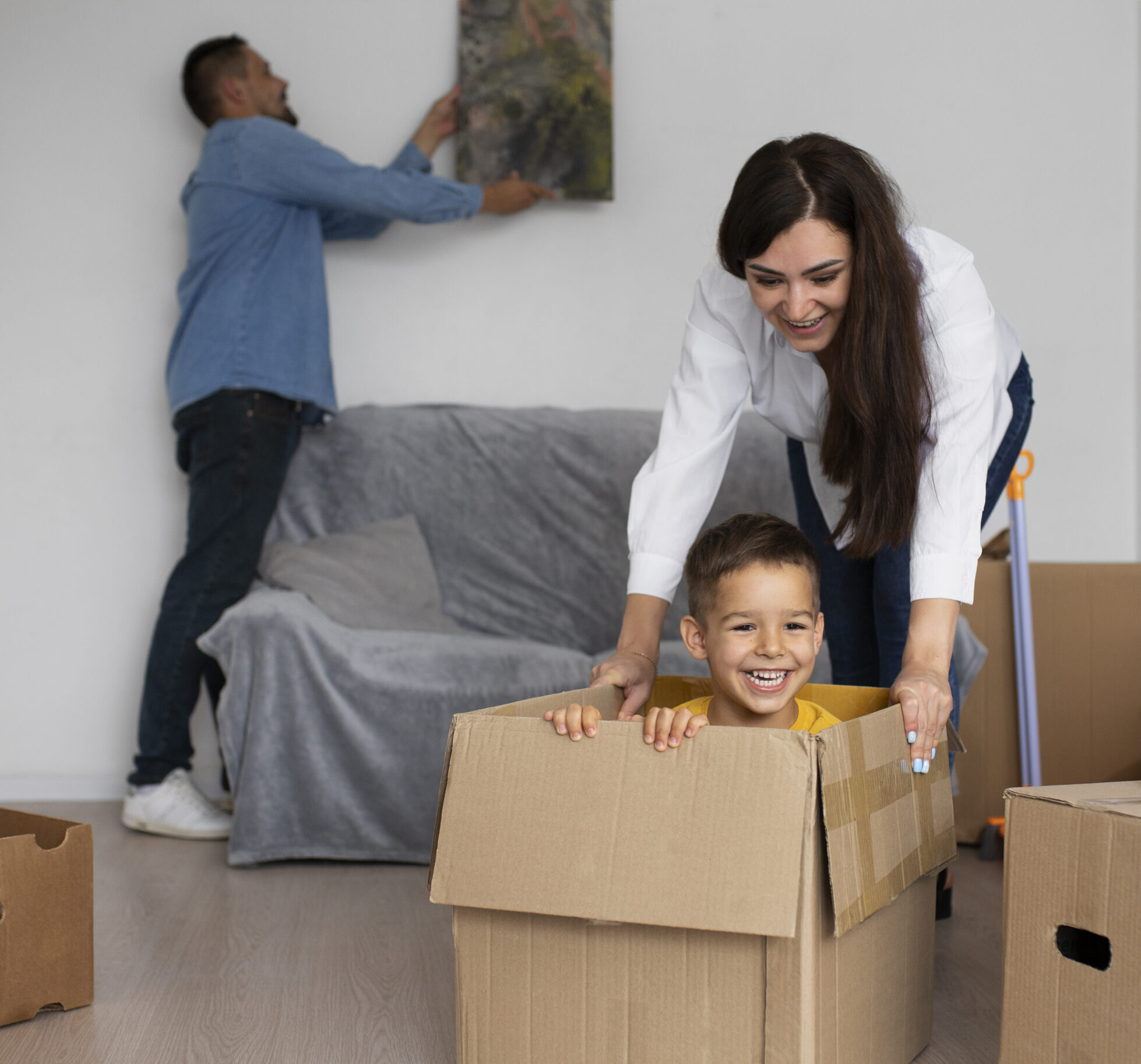 famille-complete-prete-emmenager-dans-nouvelle-maison (2)